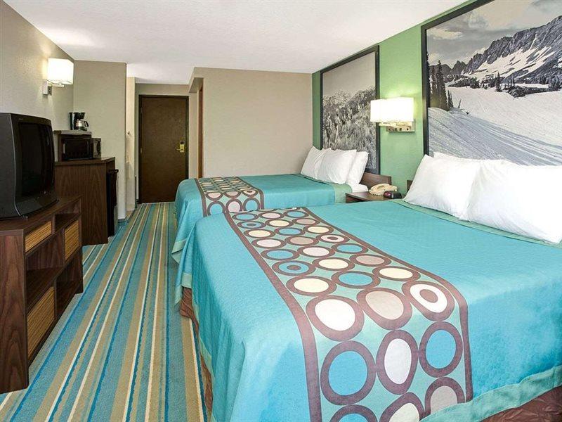 Super 8 By Wyndham Denver Stapleton Exterior photo