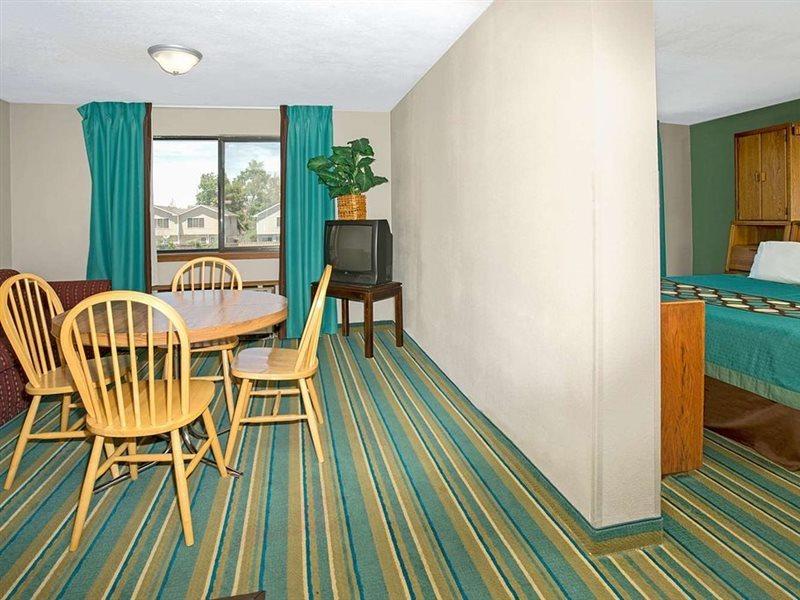 Super 8 By Wyndham Denver Stapleton Exterior photo
