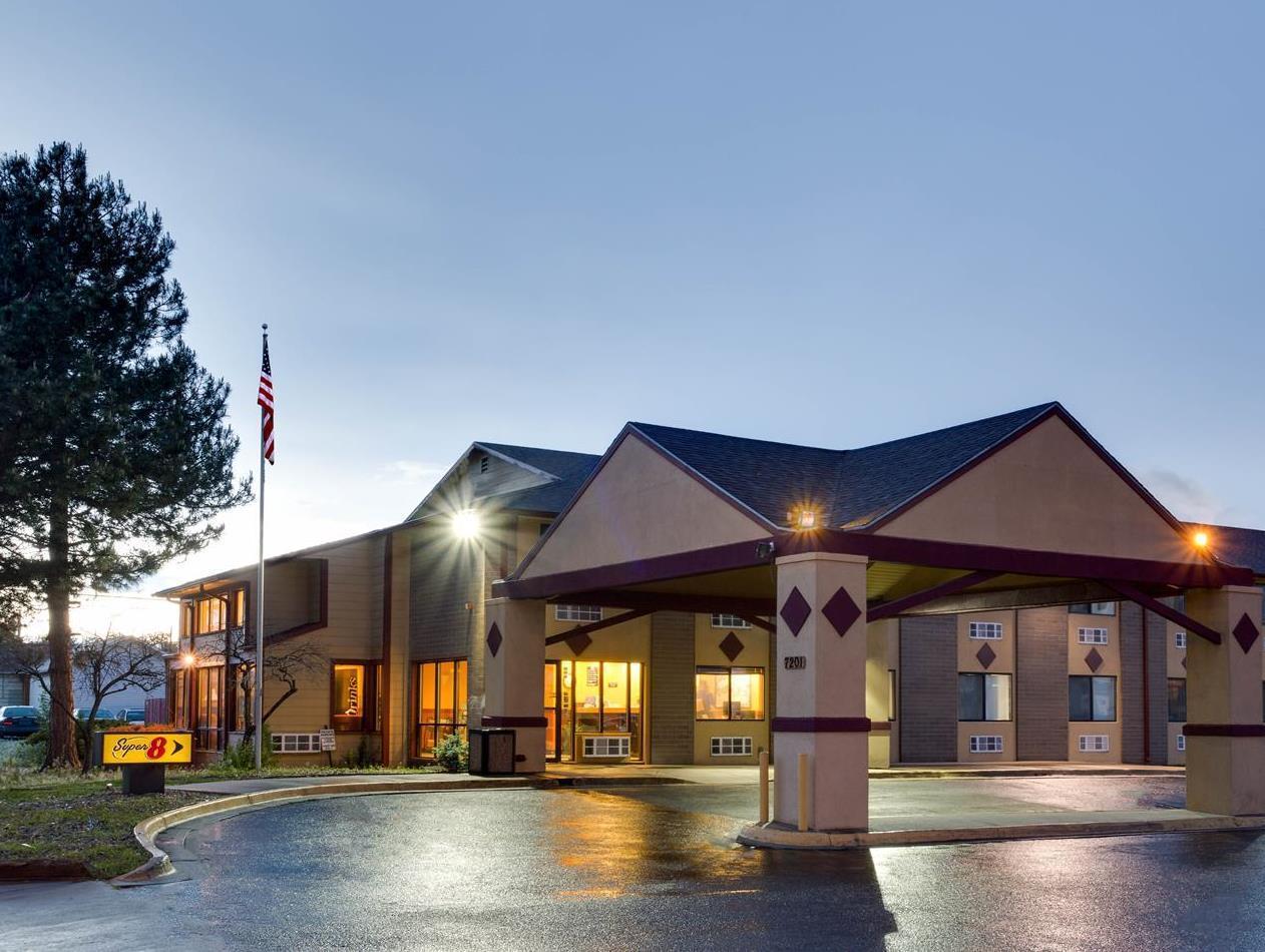 Super 8 By Wyndham Denver Stapleton Exterior photo