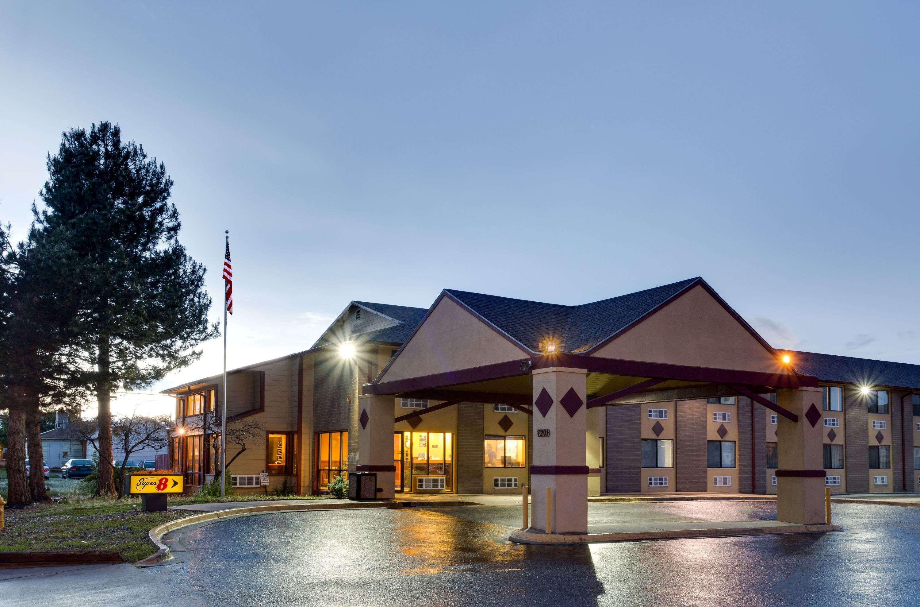 Super 8 By Wyndham Denver Stapleton Exterior photo