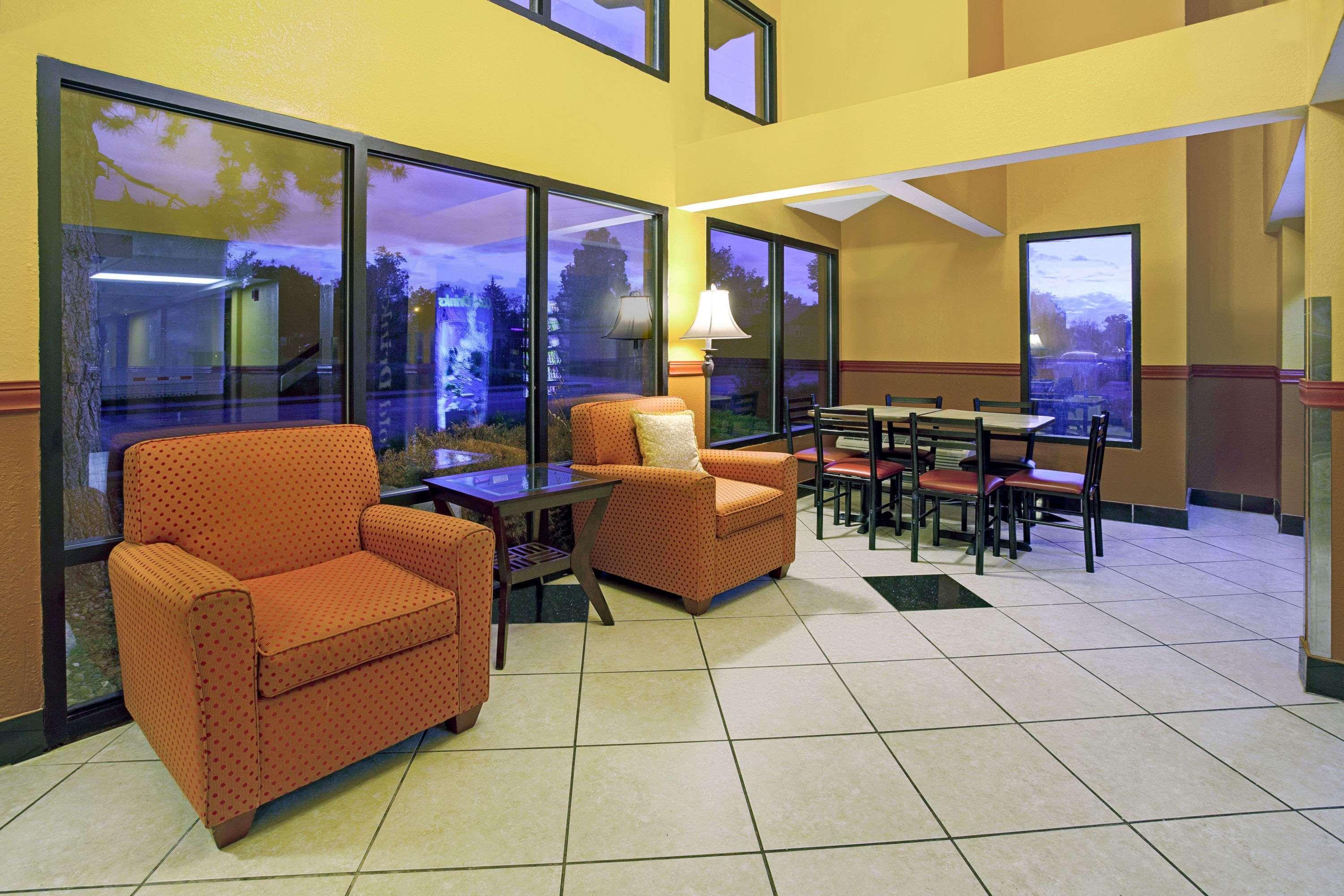 Super 8 By Wyndham Denver Stapleton Exterior photo