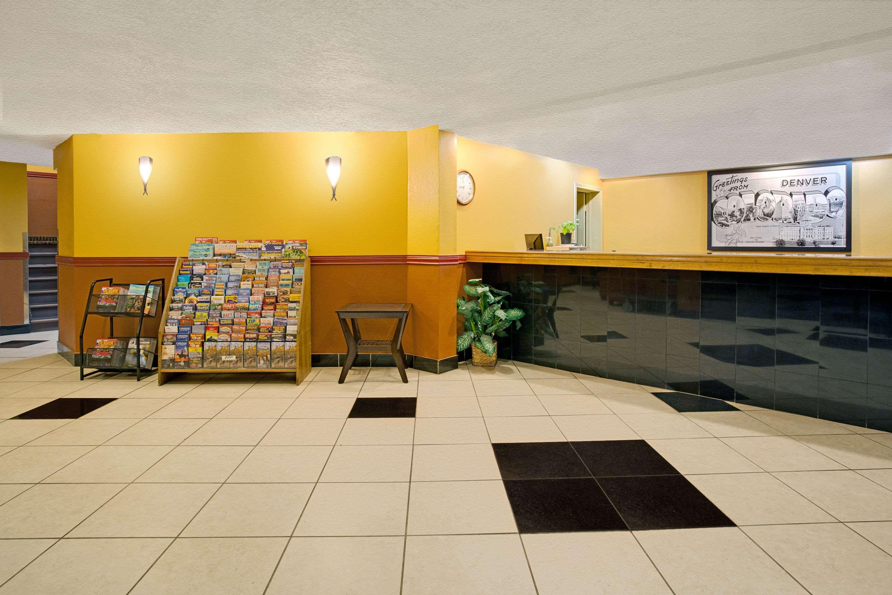 Super 8 By Wyndham Denver Stapleton Exterior photo