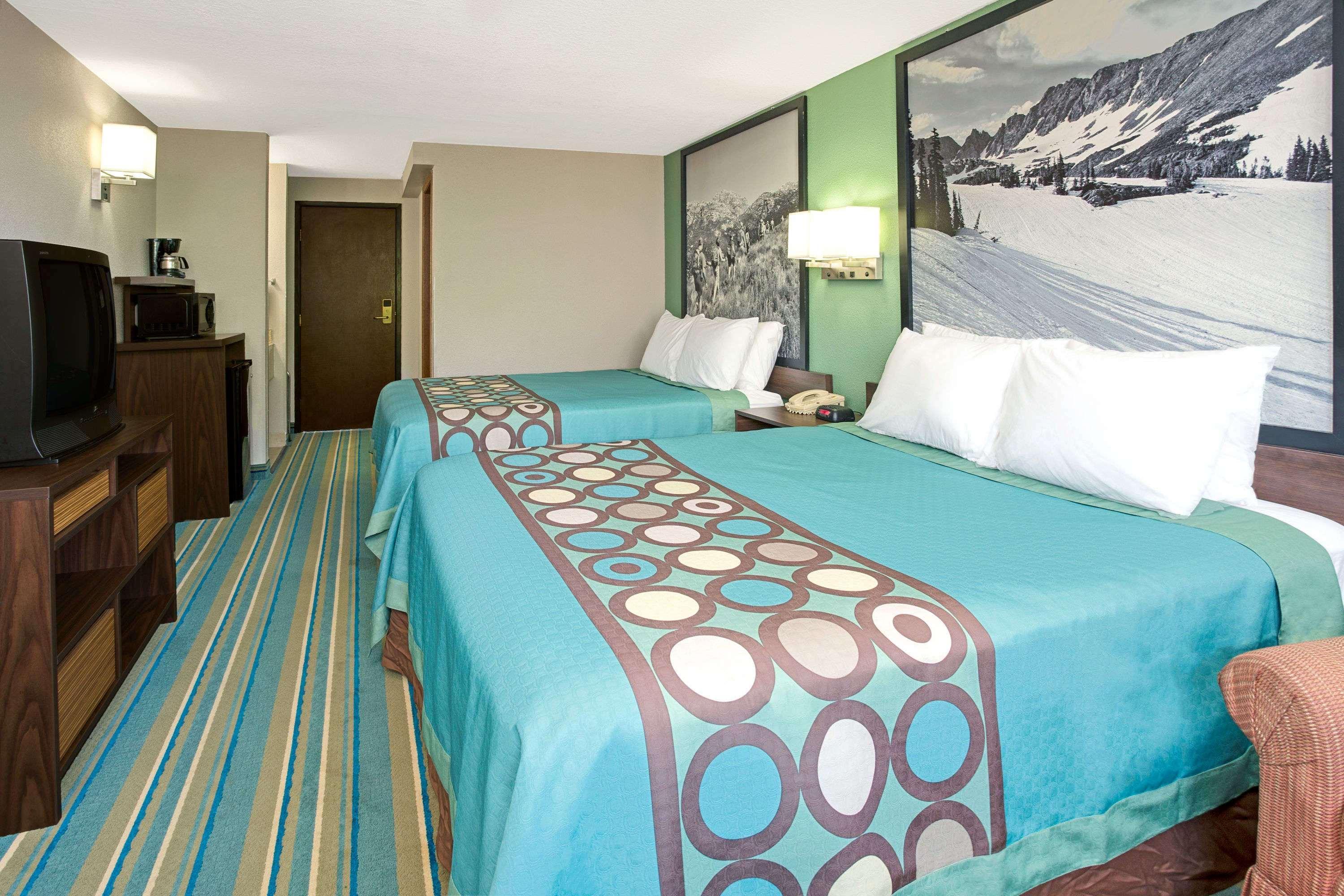 Super 8 By Wyndham Denver Stapleton Exterior photo