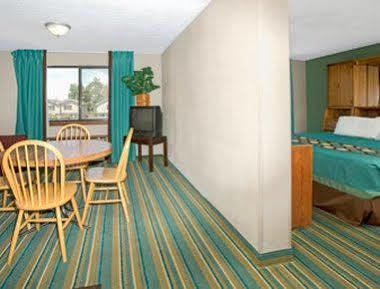 Super 8 By Wyndham Denver Stapleton Exterior photo