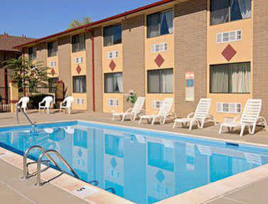 Super 8 By Wyndham Denver Stapleton Exterior photo