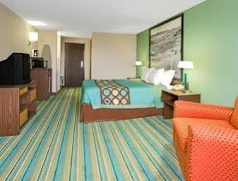 Super 8 By Wyndham Denver Stapleton Exterior photo